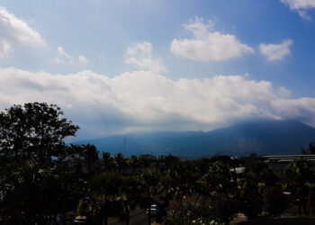Cielo medio nublado, lluvias débiles y ambiente cálido para este viernes