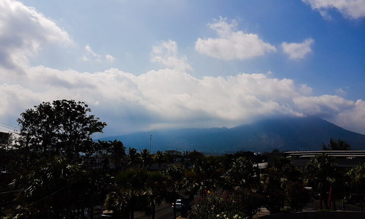 Cielo medio nublado, lluvias débiles y ambiente cálido para este viernes