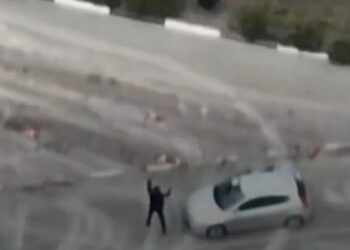 (IMÁGENES FUERTES) Un drone grabó el momento en el que soldados rusos mataron a un civil ucraniano en las afueras de Kiev