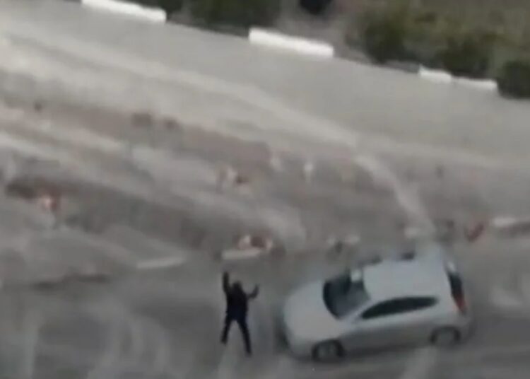 (IMÁGENES FUERTES) Un drone grabó el momento en el que soldados rusos mataron a un civil ucraniano en las afueras de Kiev