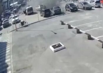 (VIDEO) Un cohete ruso de largo alcance mató a seis civiles y dejó 15 heridos en Kharkiv