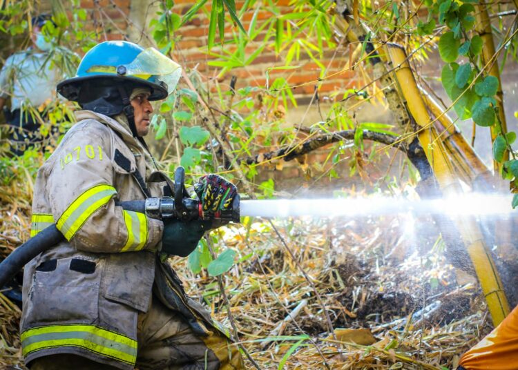 Bomberos sofocan incendio en faldas del volcán de San Salvador
