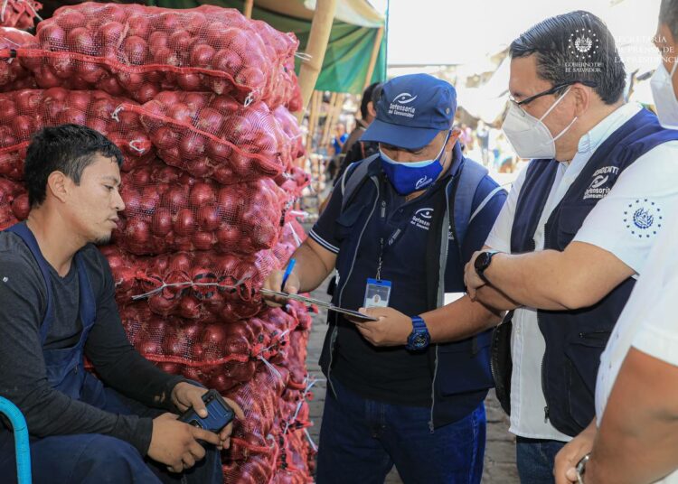 Defensoría del consumidor desarrolló verificación de precios en mercado La Tiendona