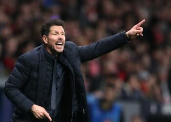 En Inglaterra piden cambiar las reglas del fútbol para terminar con una estrategia de Simeone