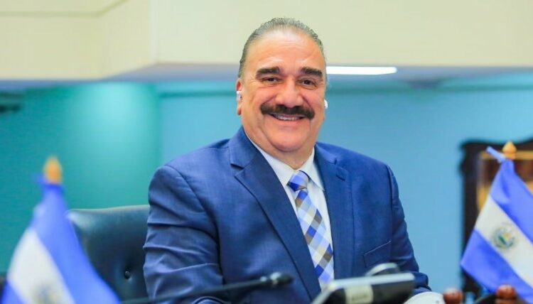 Donato Vaquerano deja las filas de ARENA y reclama pérdida de confianza de la gente en el partido