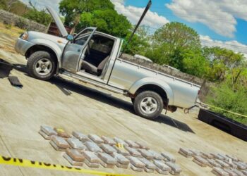 Sujetos que transportaban 140 kilos de cocaína continuarán proceso judicial en prisión