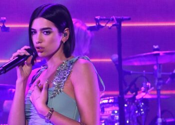 (VIDEO) Acusan a Dua Lipa de hacer playback tras tirar el micrófono en pleno concierto