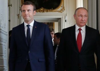 El presidente de Francia Emmanuel Macron afirma que «lo peor está por venir» en Ucrania, tras conversar con Putin