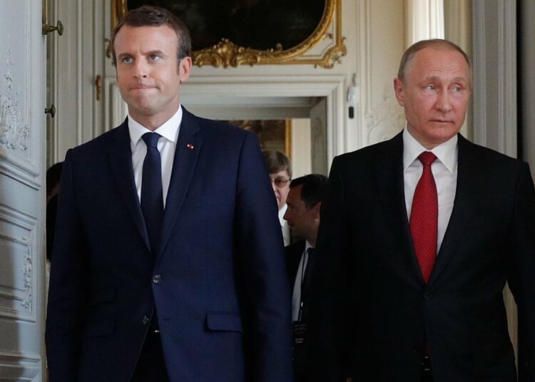 El presidente de Francia Emmanuel Macron afirma que «lo peor está por venir» en Ucrania, tras conversar con Putin