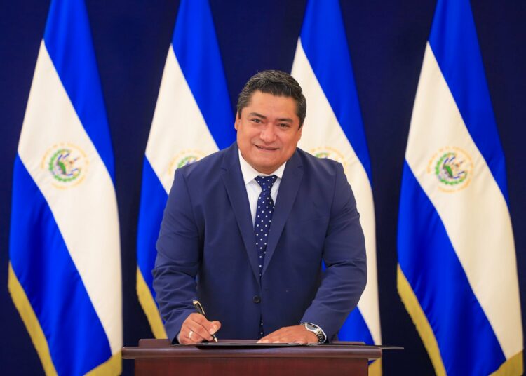 Presidente Bukele juramenta a Enrique Parada como ministro interino de Agricultura