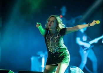 Ilse, integrante de Flans, sufre aparatosa caída durante concierto