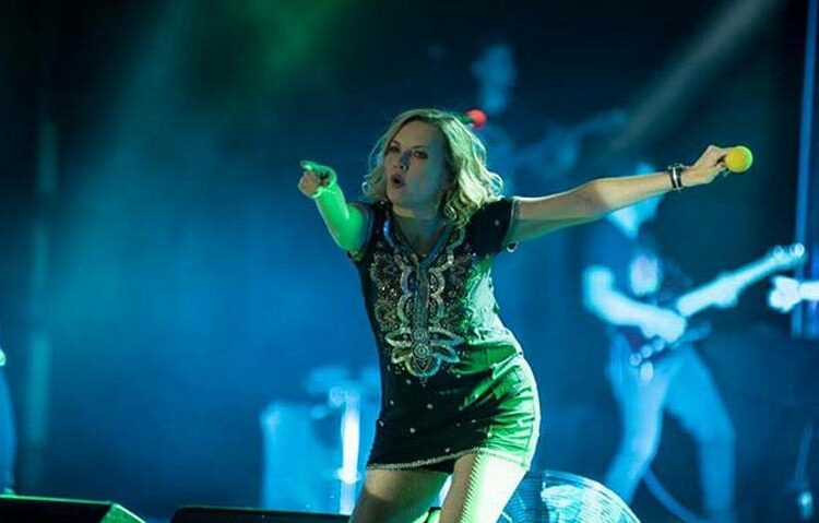 Ilse, integrante de Flans, sufre aparatosa caída durante concierto