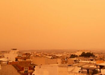 Una capa de arena y barro proveniente del Sáhara cubre España y tiñe sus cielos de naranja