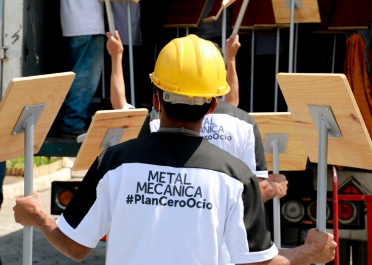 Centros Penales brinda apoyo al CENAR con entrega de muebles construidos por privados de libertad