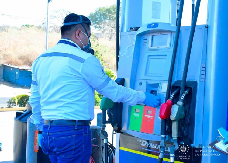Autoridades del Gobierno salvadoreño se encuentran verificando las gasolineras en todo el territorio nacional