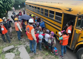 Guatemala evacua poblado por erupción de volcán de Fuego