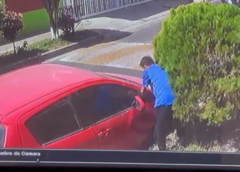 Autoridades investigan caso de ladrón captado en video mientras hurtaba molduras de un vehículo en San Salvador