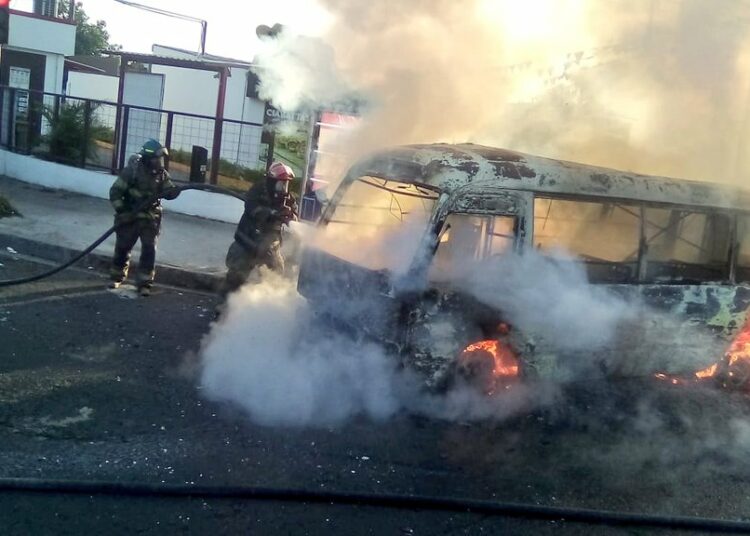Se reporta incendio de microbús sobre la calle al Boquerón en Santa Tecla