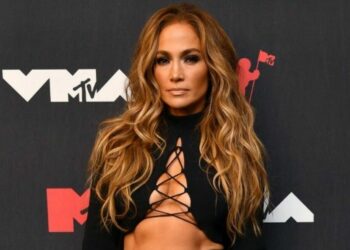 Jennifer López luce sin maquillaje y sin rastro de arrugas