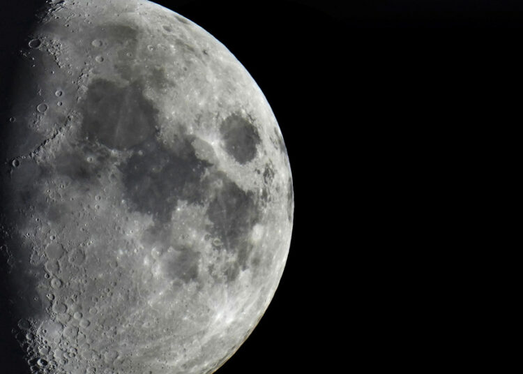 Restos de una nave espacial china están por estrellarse contra la Luna