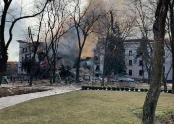 Unas 130 personas han sido rescatadas con vida de teatro bombardeado en Mariúpol