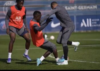 (VIDEO) Mbappé sufrió un duro golpe en el entrenamiento y está en duda para el choque con el Real Madrid por la Champions League