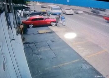 VIDEO | Microbusero atropella a trabajador y lo deja tirado sobre el asfalto en la Troncal del Norte