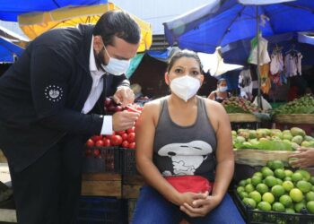Ministro de Salud encabeza jornada de vacunación en Mercado Central de Santa Tecla