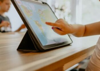 Niños de primero a tercer grado del sistema público recibirán tablets para su educación