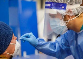 Mareos y fatiga los dos nuevos síntomas del covid que introdujo la nueva subvariante de Omicrón