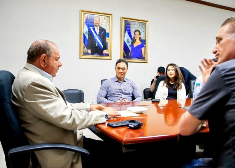Funcionarios de Gobierno se reúnen con inversionistas interesados en la industria hotelera salvadoreña
