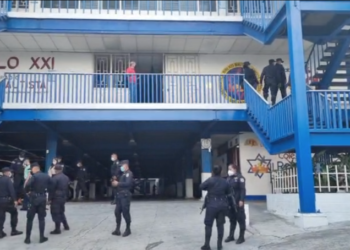 Allanan colegio cristiano de San Marcos en busca de un pastor denunciado por agresión sexual en una estudiante