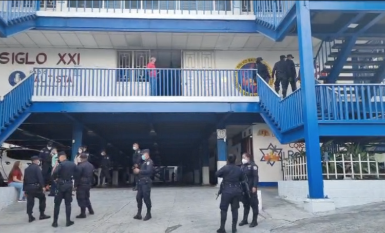 Allanan colegio cristiano de San Marcos en busca de un pastor denunciado por agresión sexual en una estudiante