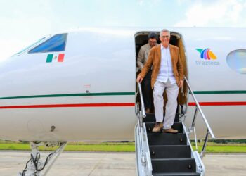 Ricardo Salinas, el tercer hombre más rico de México, aterriza en El Salvador para conocer el proyecto Bitcoin