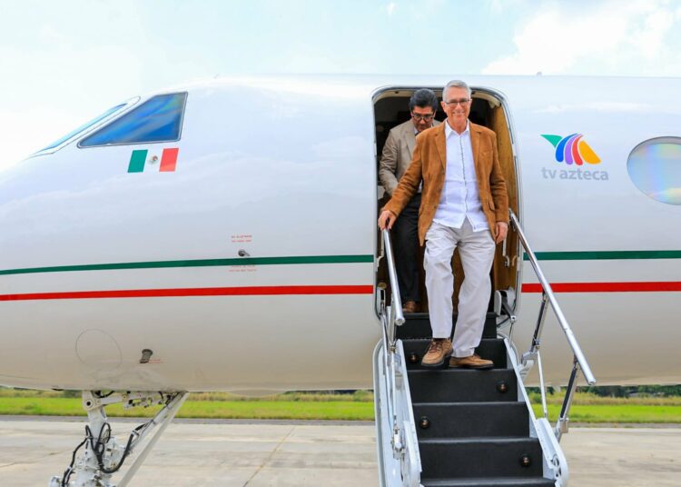 Ricardo Salinas, el tercer hombre más rico de México, aterriza en El Salvador para conocer el proyecto Bitcoin