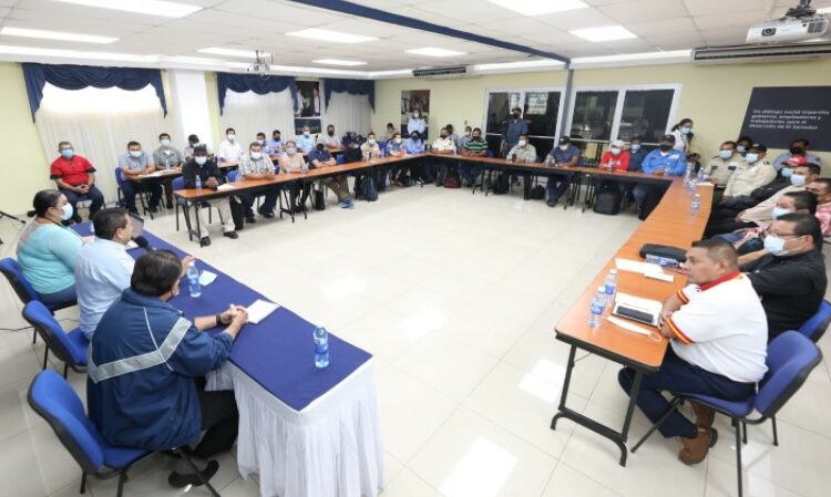 Ministro Castro escucha las necesidades de trabajadores del sector de la seguridad privada