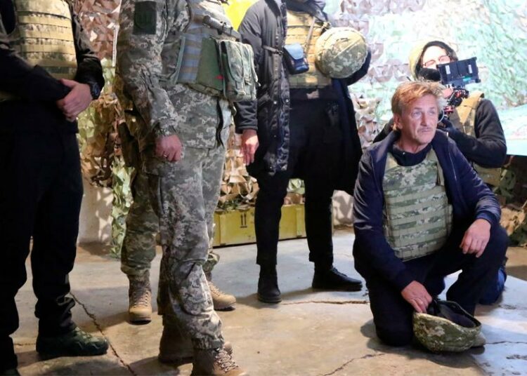 Sean Penn caminó hasta la frontera polaca para salir de Ucrania