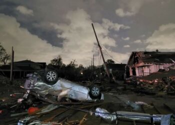 (VIDEOS) Al menos un muerto y miles de personas sin electricidad dejó un tornado que arrasó la misma zona que el huracán Katrina hace 17 años
