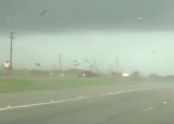 (VIDEO) Un pick up es atrapado por un tornado, cae de costado, da vueltas y el conductor reanuda su camino como si nada