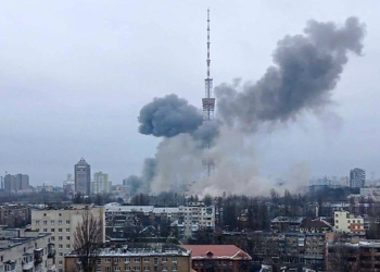 Cinco muertos tras ataque ruso a torre de televisión en Kiev