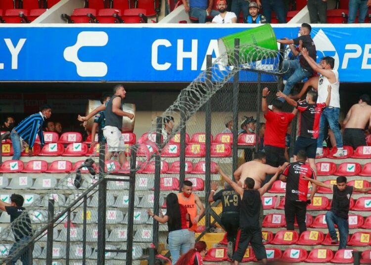 Una mamá entregó a su hijo a autoridades de Querétaro por participar en pelea de aficionados Gallos vs Atlas