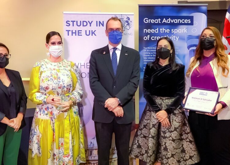 Embajada británica premia a Walmart El Salvador por ser una empresa inclusiva