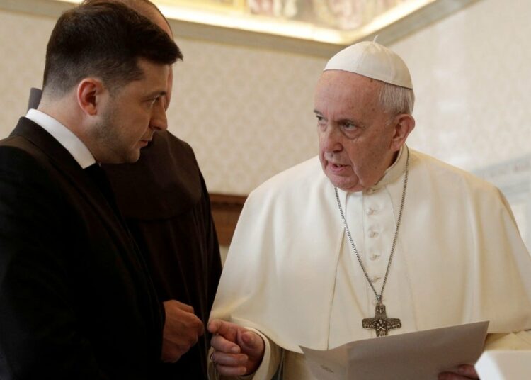 El presidente ucraniano Volodimir Zelenski pide al papa Francisco que medie con Rusia para acabar con la guerra