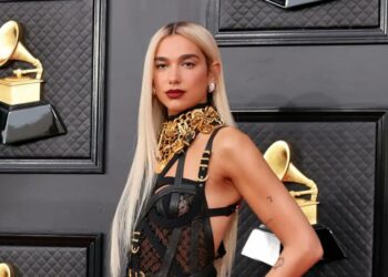 Dua Lipa impacta con cabello rubio y vestido “bondage” en los Grammy