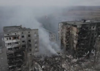 Hallan nueva fosa común con docenas de cuerpos de civiles en la región de Kiev