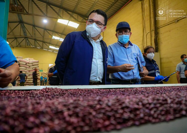 Defensoría del Consumidor realizó verificaciones en empresa distribuidora de granos básicos en La Libertad