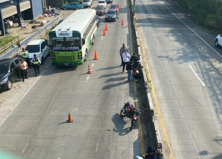 Dos motociclistas sufren fuerte accidente tras chocar contra un camión