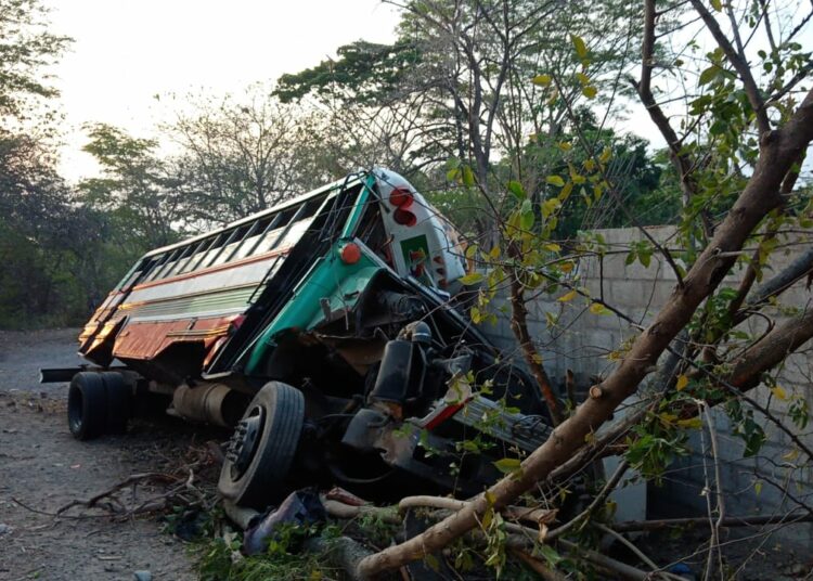 Fuerte accidente de tránsito deja a 26 personas lesionadas en Zacatecoluca