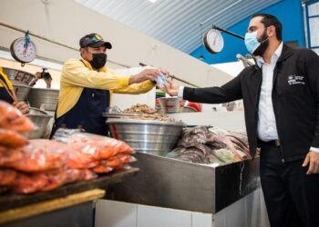 Ministros de Salud y Turismo verifican medidas de bioseguridad en Mercado del Mar de La Libertad