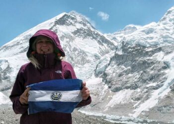 Alfa Karina Arrué se prepara para su primera rotación para escalar el Monte Everest